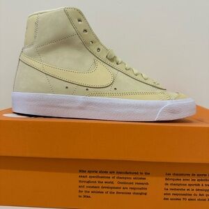 WOMENS BLAZER MID ALABASTER. BRAND NEW